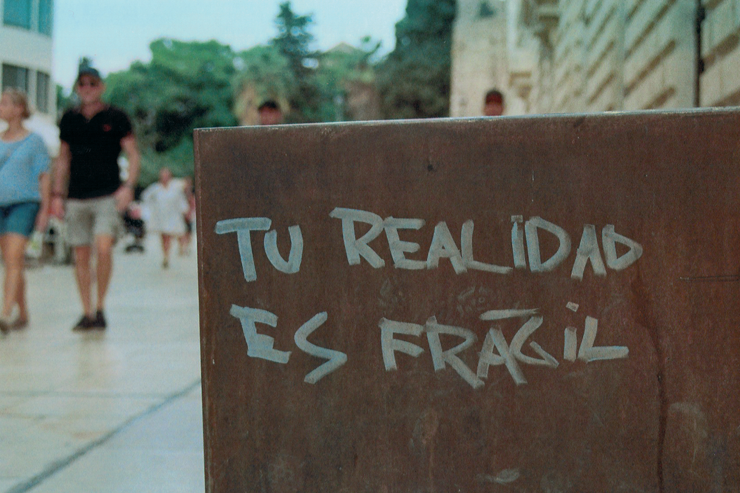 malaga-tu-realidad-es-fragil-graffiti-street-photography-35mm-film.png