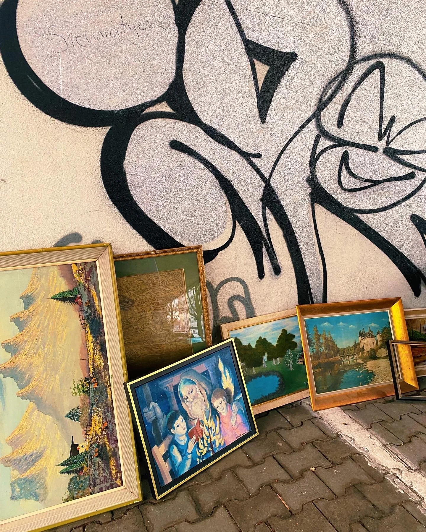 brussels-street-fair-art-for-sale-graffiti-wall-vintage-paintings.jpg.JPEG