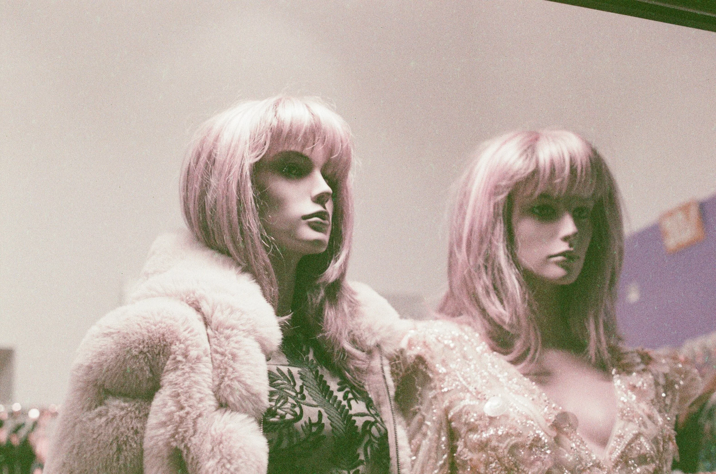 geneva-shop-window-mannequins-lomochrome-film-fashion-photography.jpg.jpg