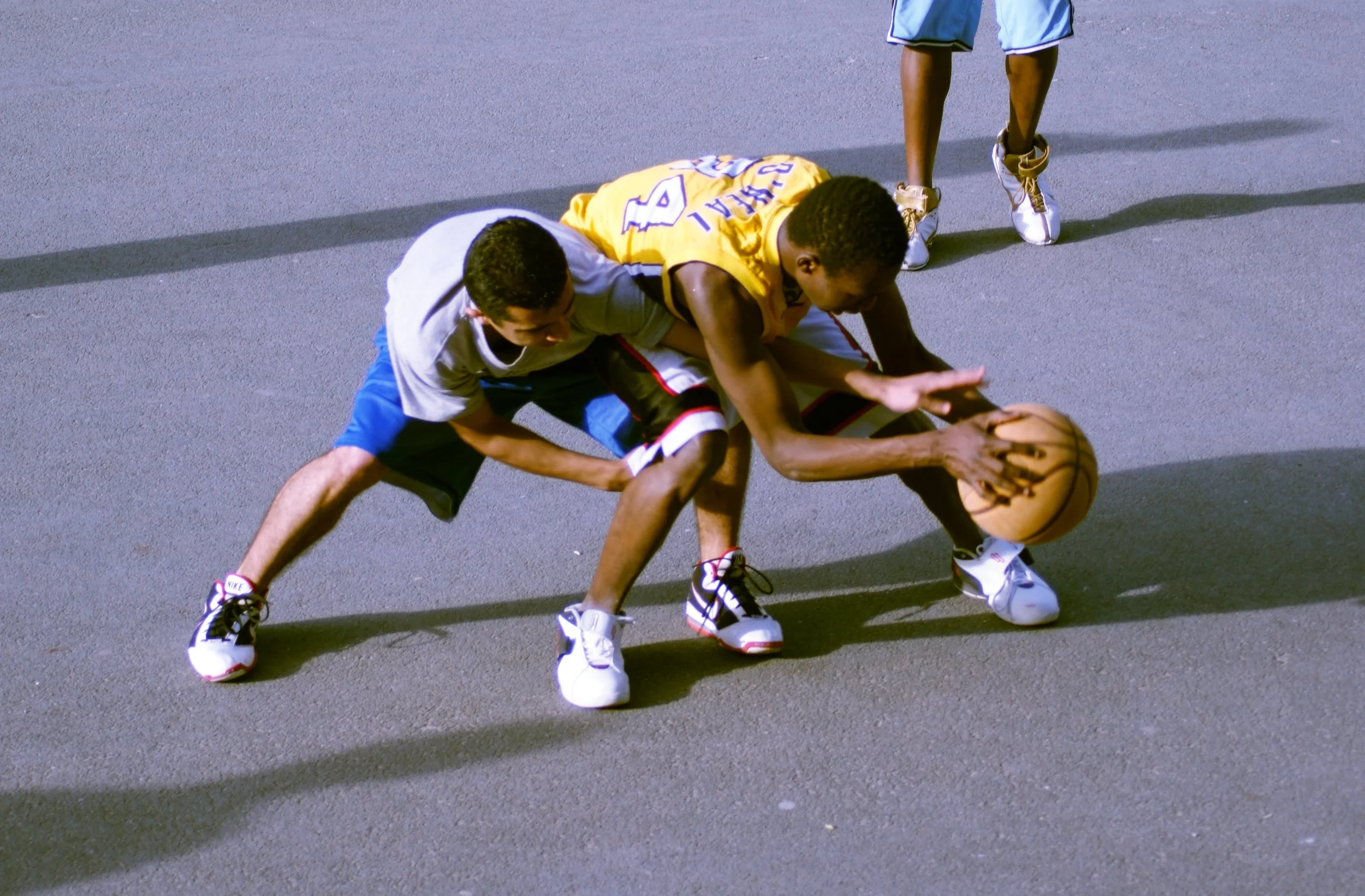 brussels-square-ambiorix-street-basketball-game-urban-sports-photography.jpg.jpg