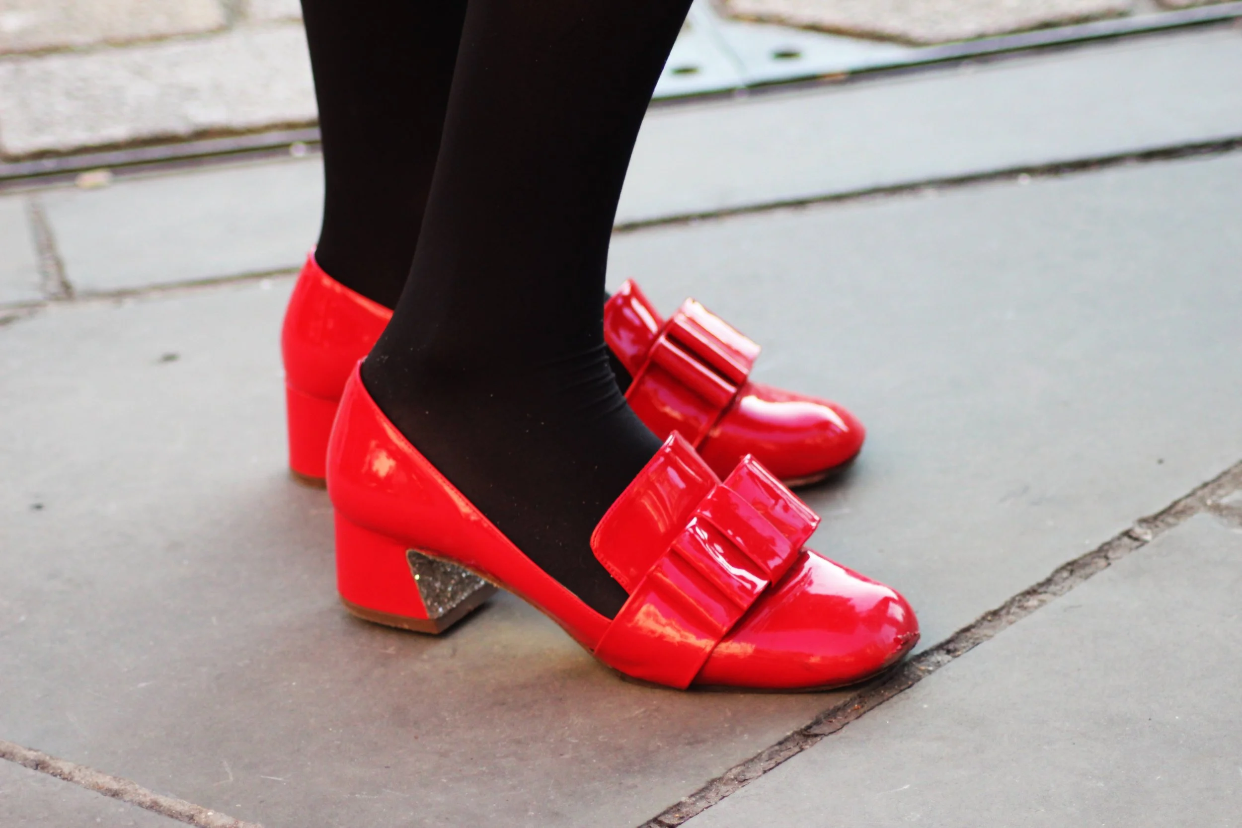london-fashion-week-2013-street-style-red-patent-leather-bow-block-heel-loafers-glitter-heel.jpg.JPG