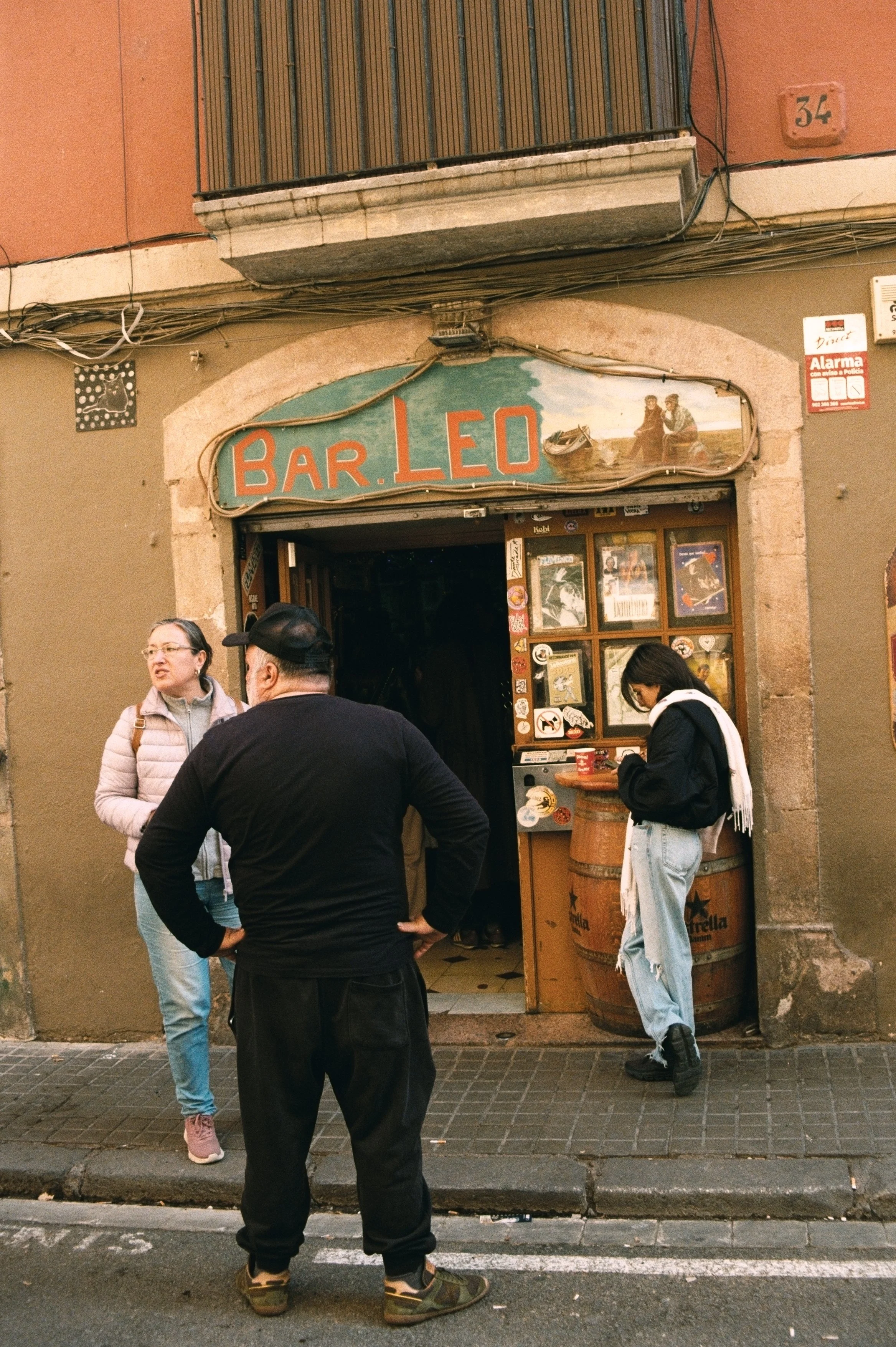 bar-leo-exterior-facade-barcelona-sant-pere-35mm-film.jpg.jpg