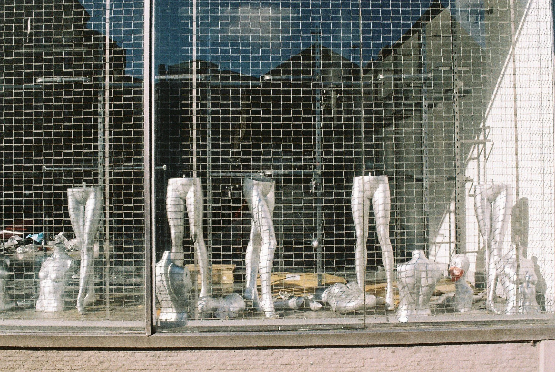 empty-shopfront-gateshead-high-street-mannequin-forms.jpg.JPEG