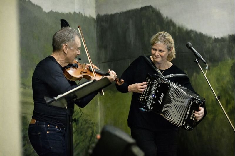 Musiker spelar traditionell folkmusik från Dalarna och Värmland, på dragspel och fiol