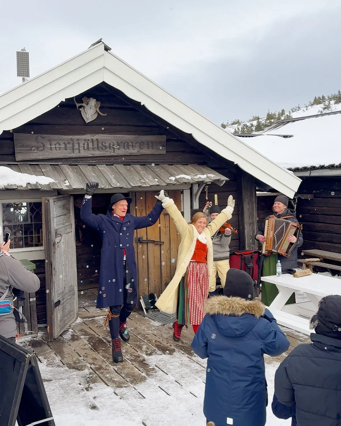 bröllopsmusiker spelar för ett brudpar i Storfjällsgraven