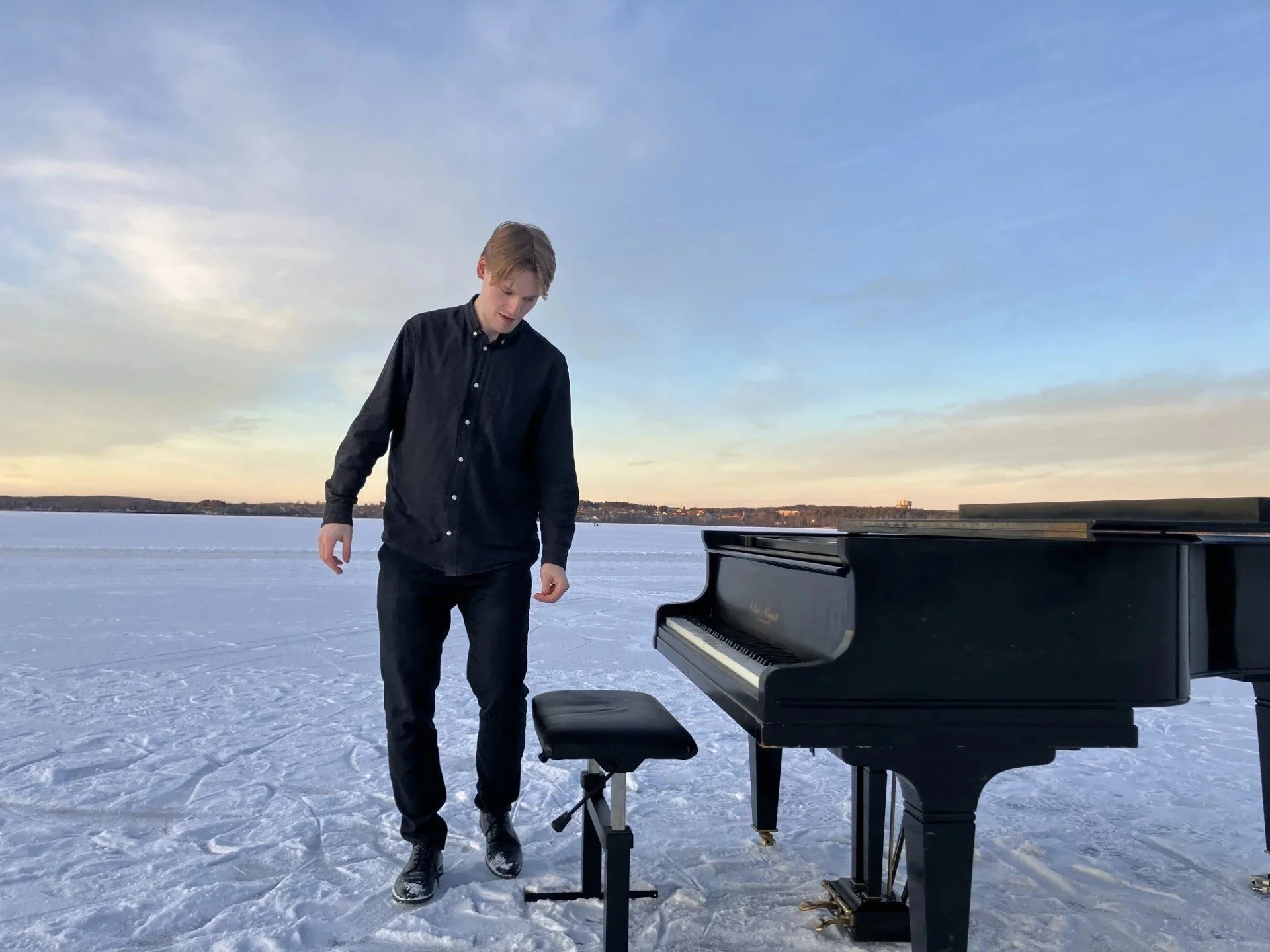 Richard Take vid sin flygel ute på en islagd sjö