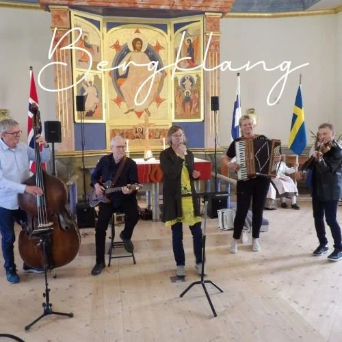 Folkmusikgruppen Bergklang uppträder i en kyrka