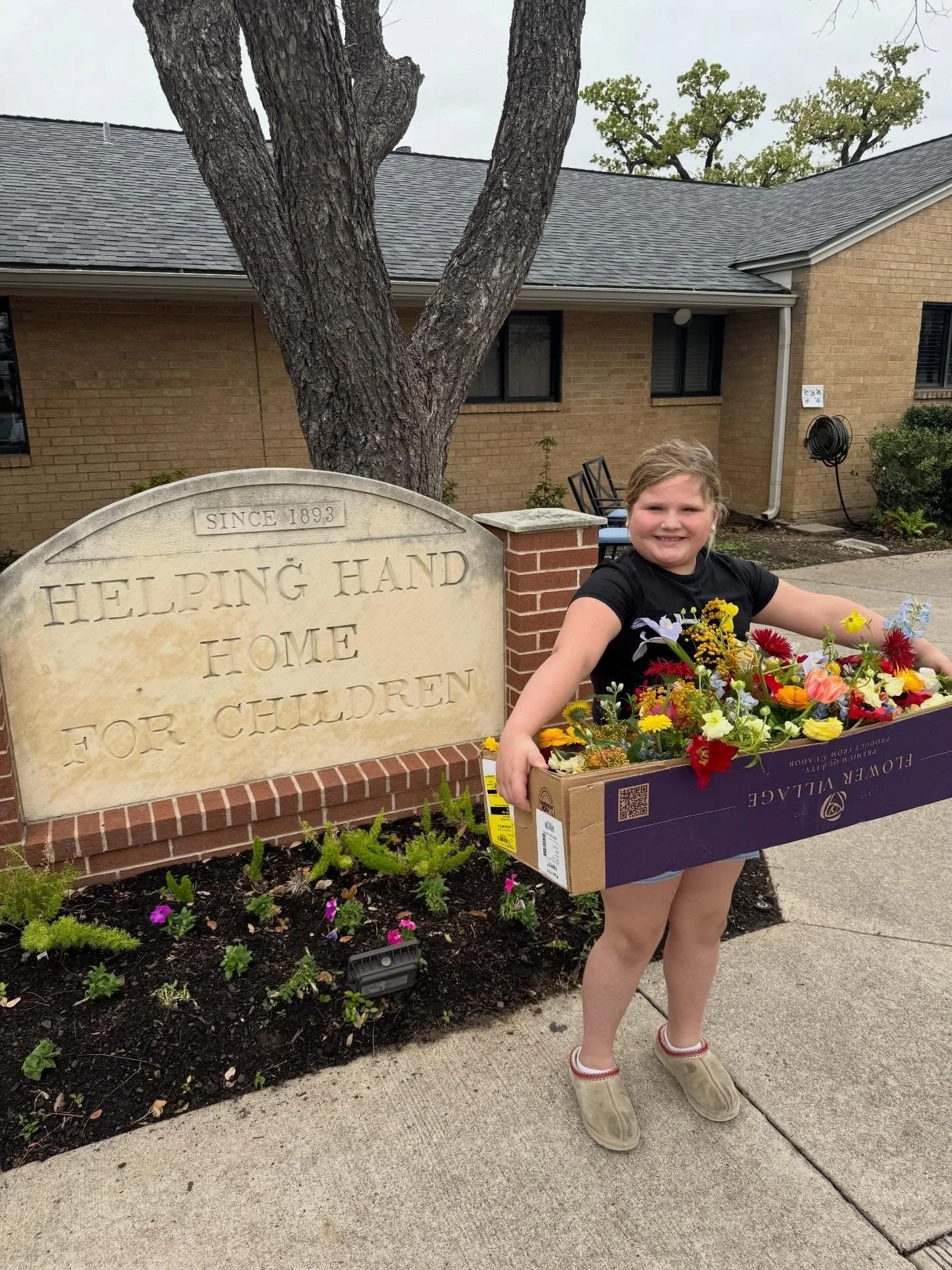 March flower donation from Mrs. Emily and Mr. Riley&rsquo;s wedding at Mattie&rsquo;s! Thank you Remi and Gold for working with us!! 💛 Thank you to my sister, Goldie, for helping out!

Venue - @mattiesaustin 
Planner - @beckypearlatx 
Florist - @rem