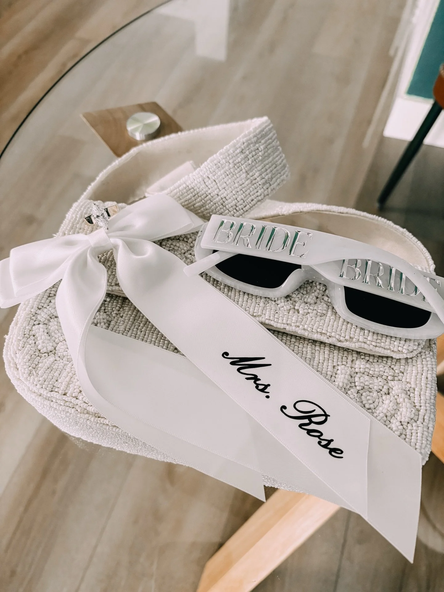 Diamonds, bows and a new last name, what more could a girl want💍🎀

Send me a dm to order custom bows for any bride or bridal party🩷