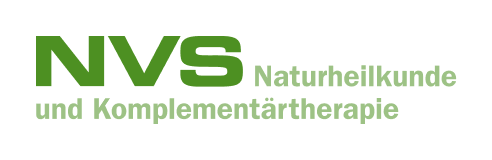 Logo mit Text 'NVS Naturheilkunde und Komplementärtherapie' in grün auf weißem Hintergrund.