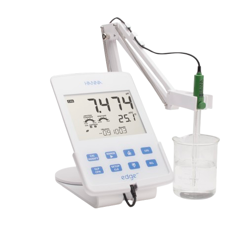 Instrumento de laboratorio para medición de pH y temperatura con pantalla digital y electrodos sumergidos en un vaso de precipitados. Medidor de pH/°C ORP (potencial de oxidación-reducción), modelo de laboratorio