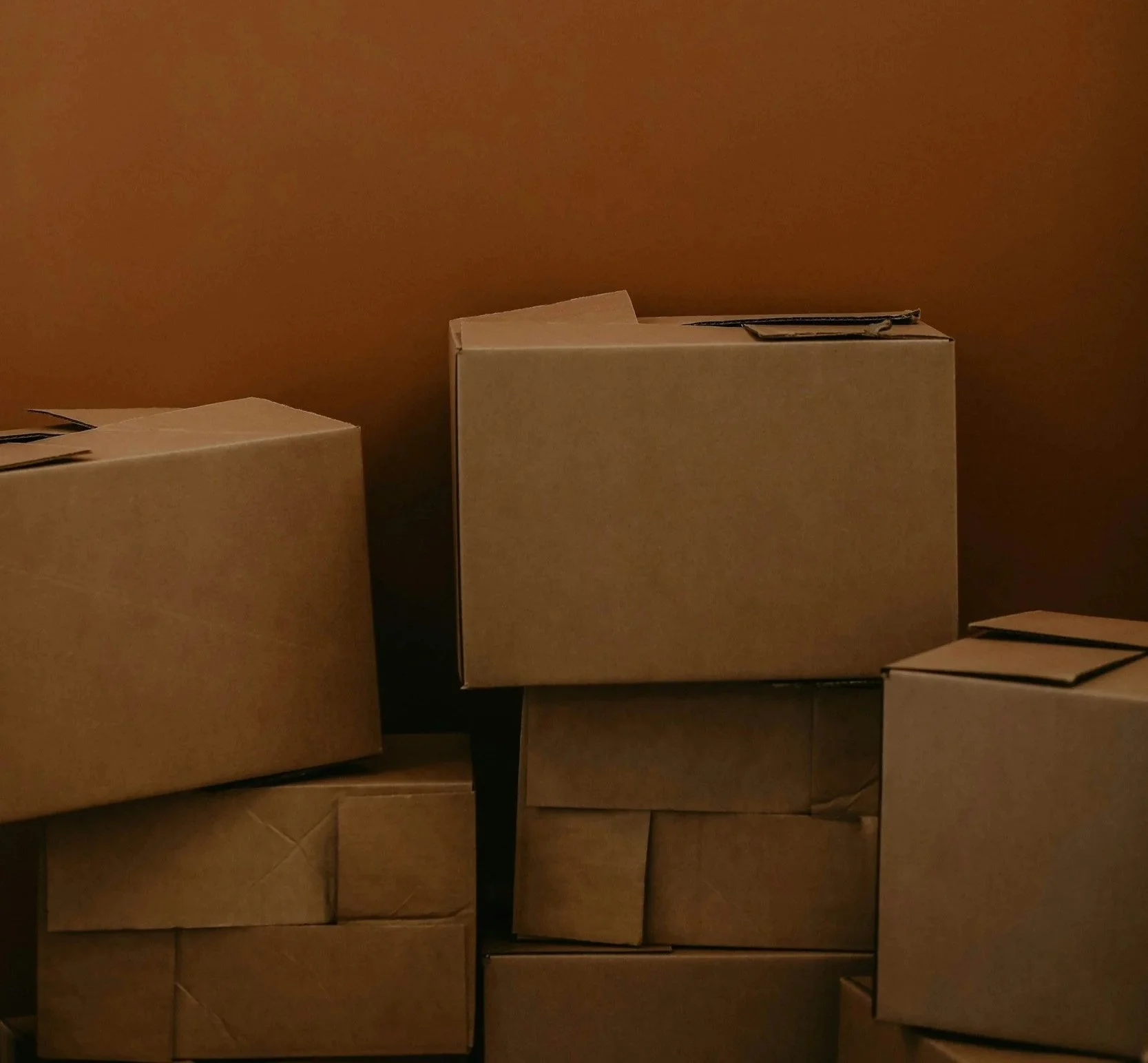 Cajas de cartón que superan pruebas de calidad y resistencia.