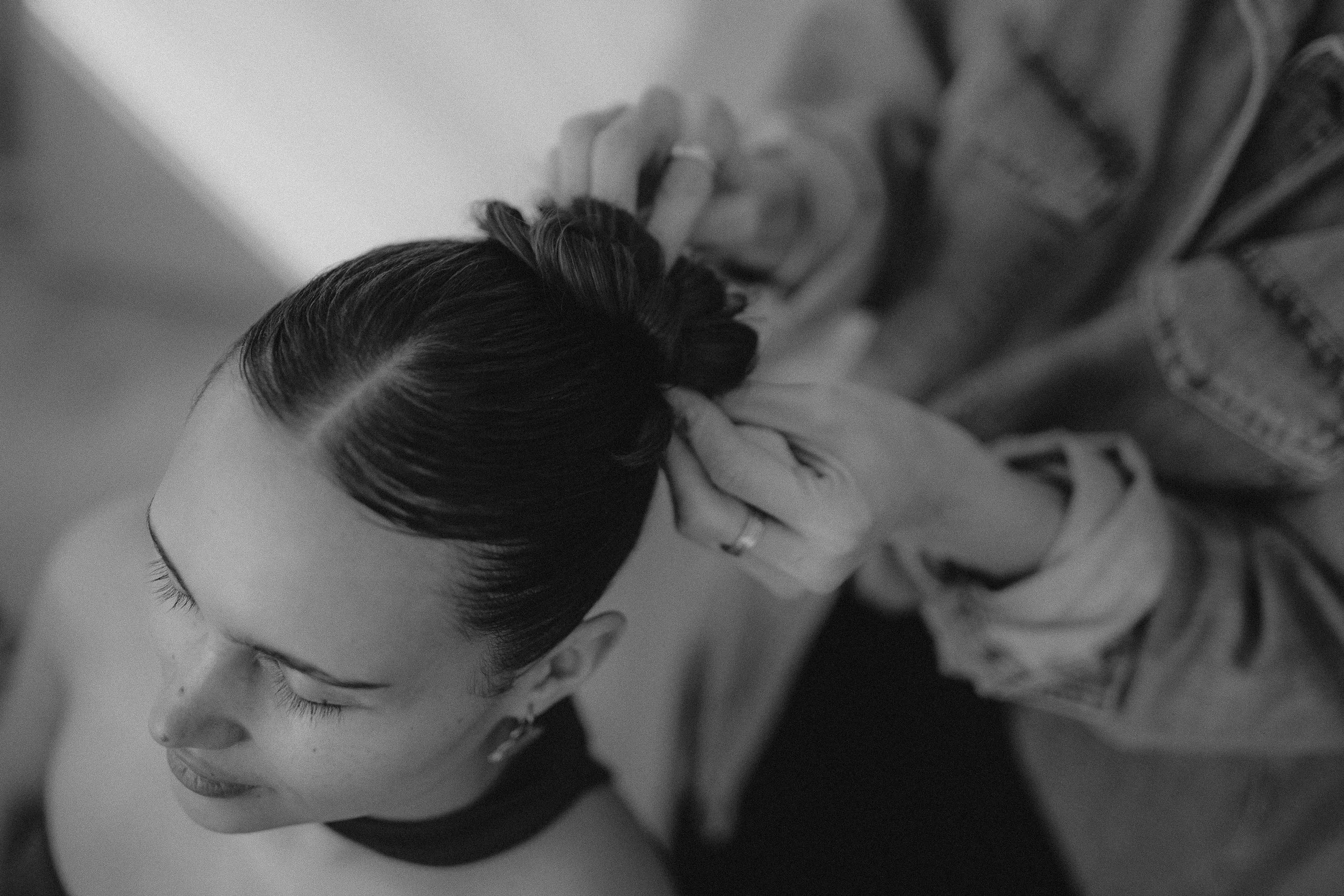 fiona-toellner-yaz-bridal-makeup-bts-berlin-17. März 2025-051.jpg