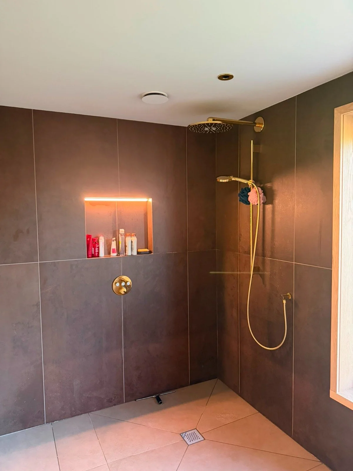 Wet room with shower