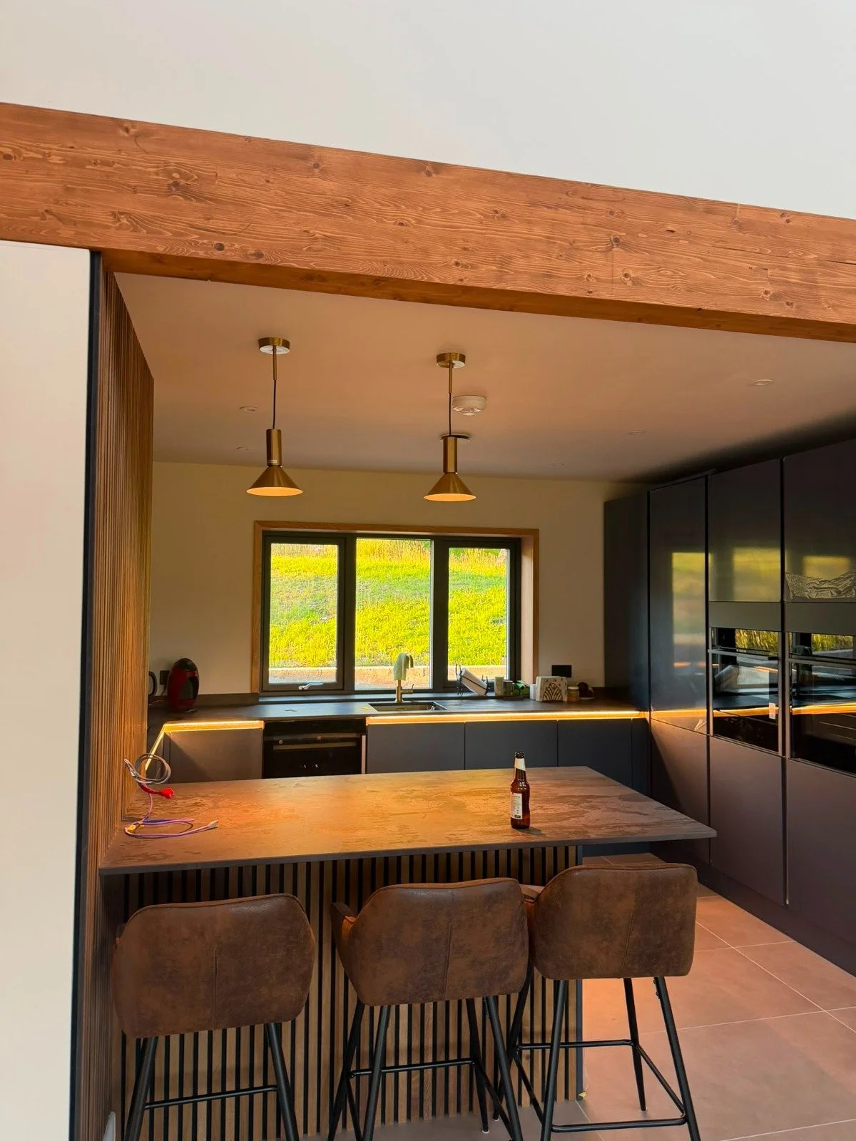 Kitchen with breakfast bar