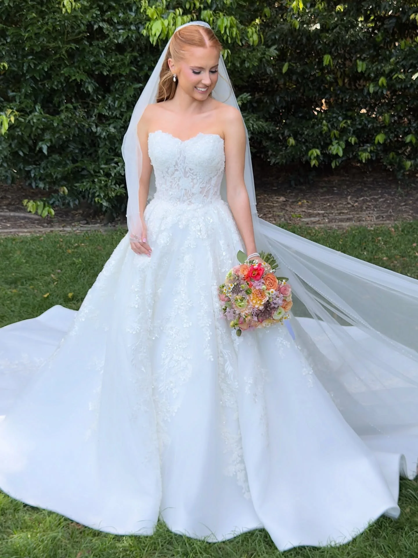 This bride has my jaw on the floor; light/medium to enhance her gorgeous, natural complexion. Absolutely glowing, so stunning @tiana.santalucia ๐คโจ