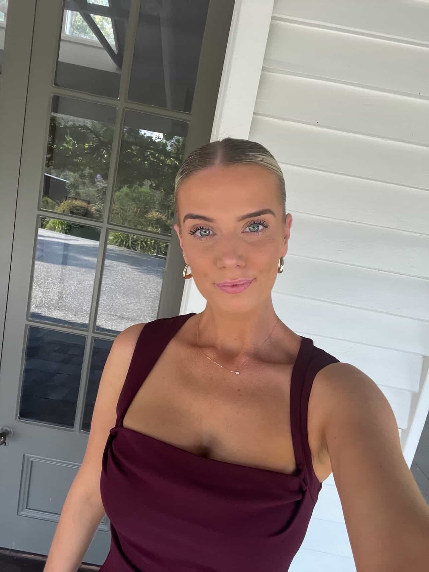 @kate_maddison glowing in her ultra dark bronze! Absolutely stunning🤍 Happy Sunday beautiful people ☁️