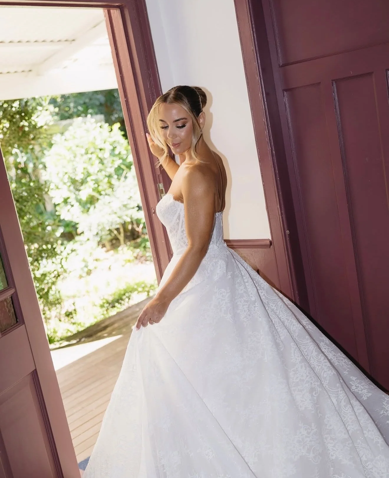 Helping women feel confident on the most photographed day of their life will always mean so much to me. @victorianissan_ you are incredible, thank you for trusting me 🤍

Online booking via link bio for appointments. 

#spraytan #sydneyspraytan #brid