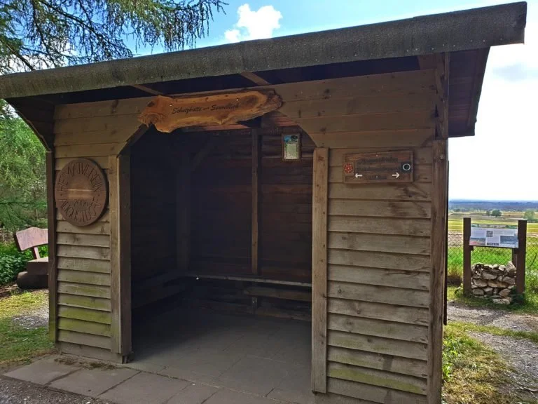 Aus Wanderhütte am Lönspfad wird „Schutzhütte-Senneblick“