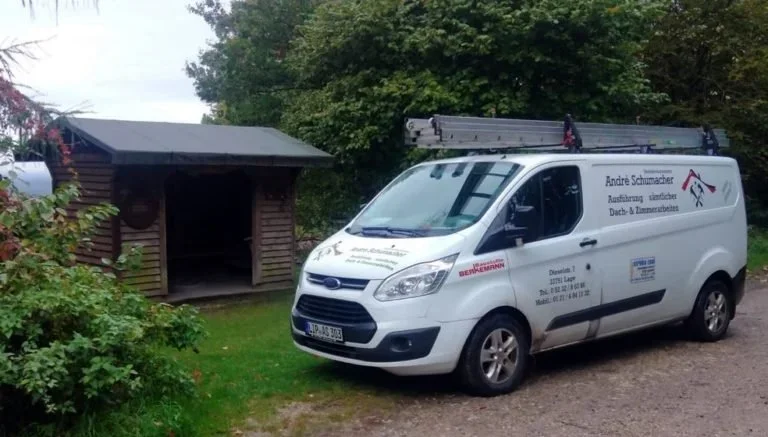 Dacharbeiten an der Schutzhütte des Heimatvereins