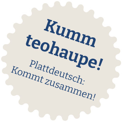Ein runder Aufkleber mit deutschem Text, der Kummteohaupe! und Plattdeutsch: Kommt zusammen! sagt.