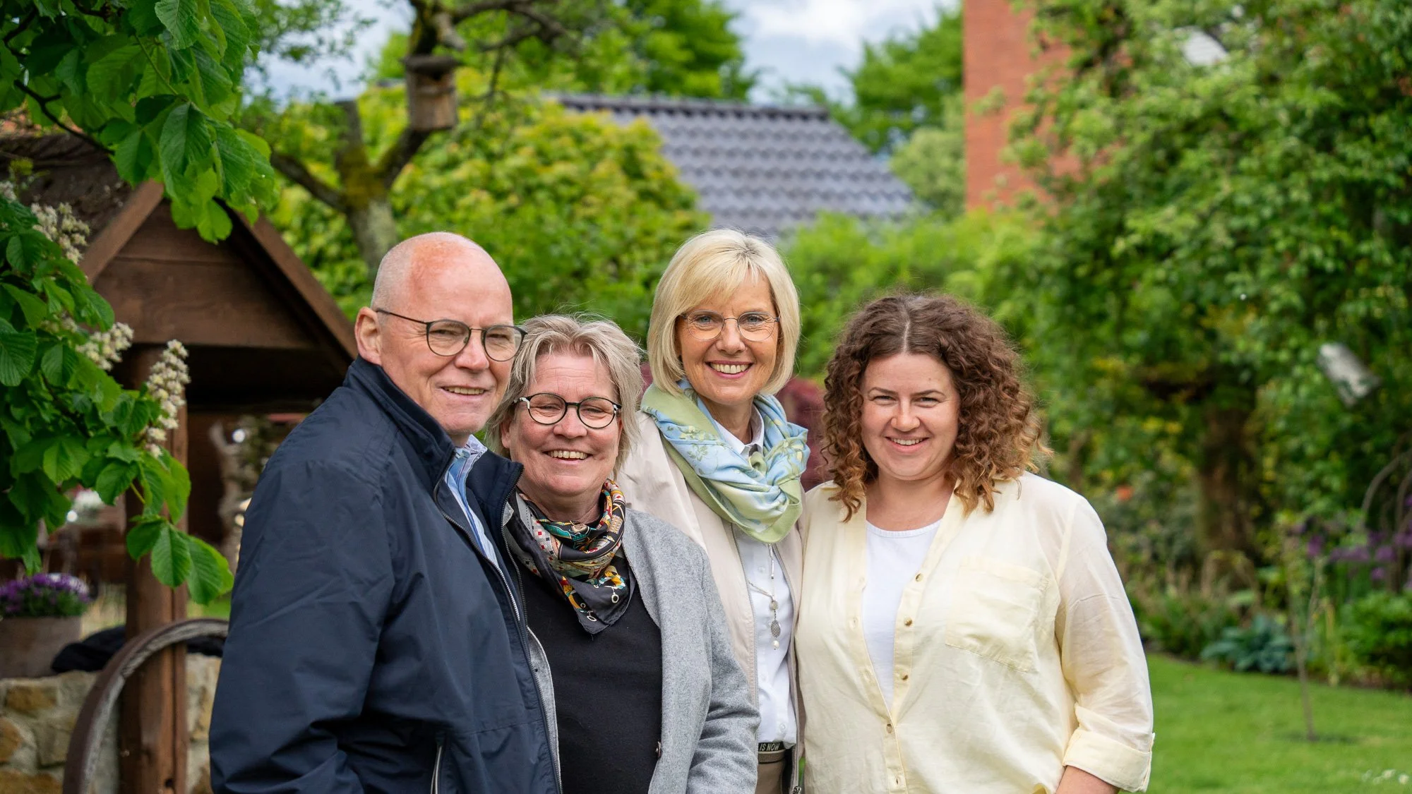 Ein Teil des Vorstands des Augustdorfer Heimatvereins posiert für ein Foto im Garten.