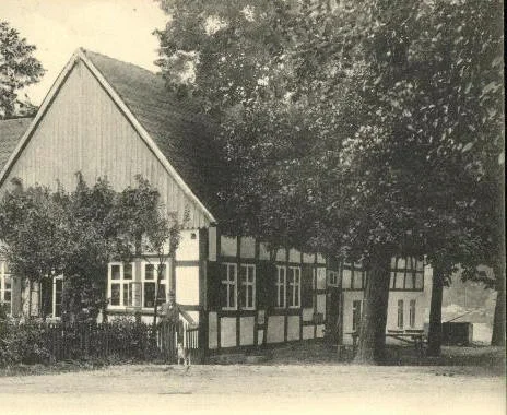 Das alte Fachwerkhaus Dörenkrug in Augustdorf als Schwarz-Weiß Foto