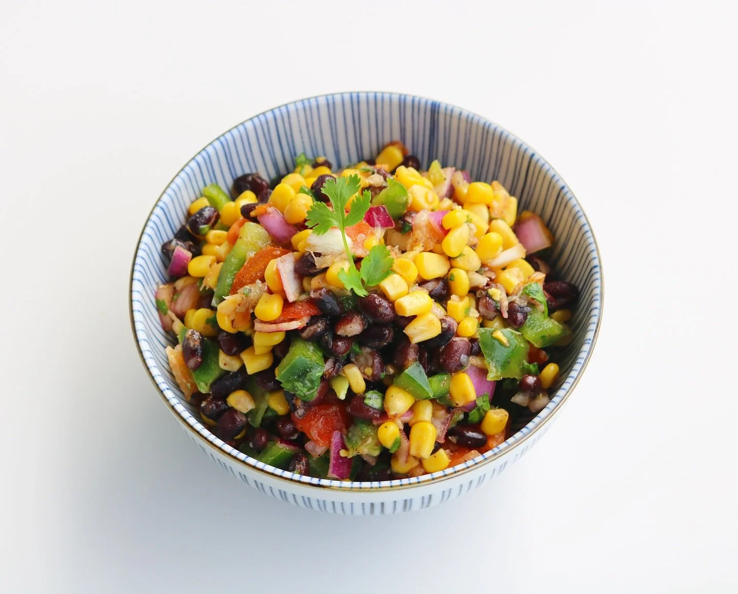 Salad possibilities are seemingly endless &amp; perfect for this time of year 🌞
Here&rsquo;s some corn/black bean inspo 🫘 

&bull;corn
&bull;black beans
&bull;tomato 
&bull;red onion + garlic 
&bull;green pepper
&bull;cilantro
&bull;lime+lem