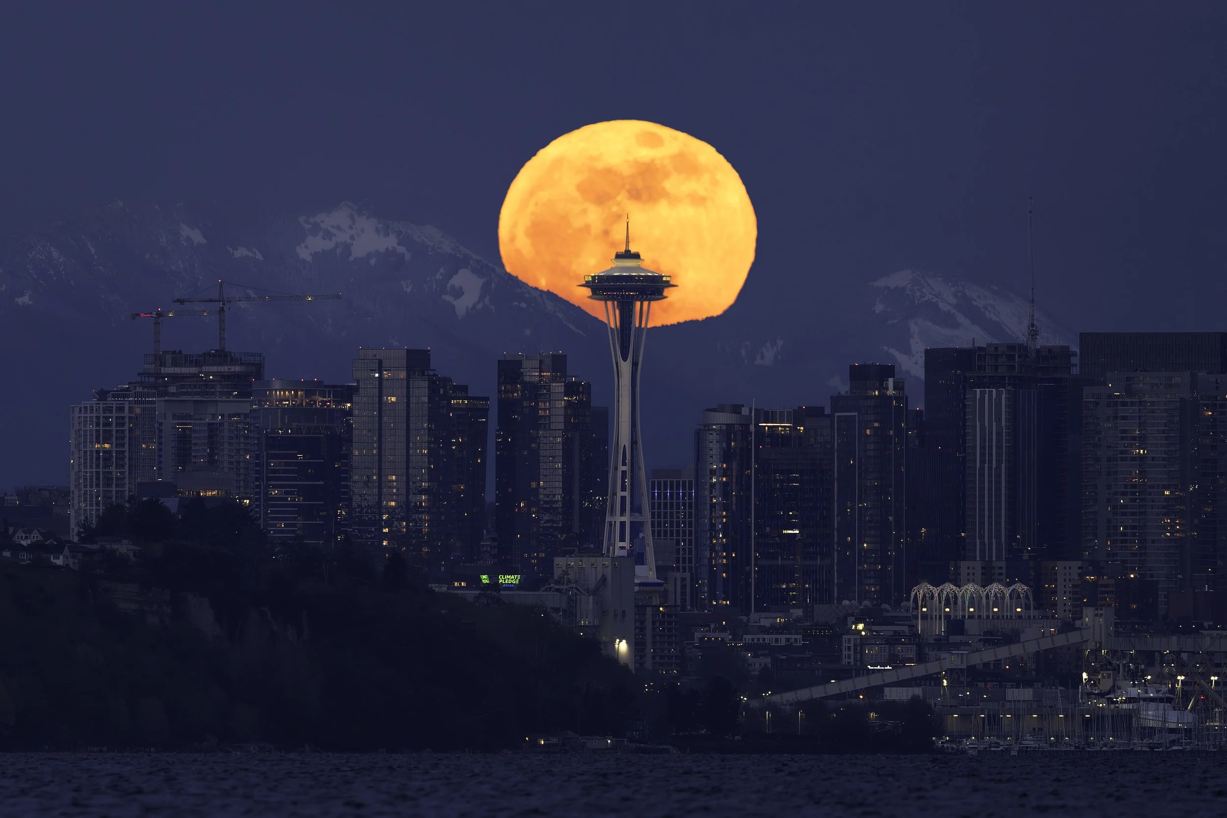 HEL09957-Enhanced-NR-1-full_moon_horz.jpg
