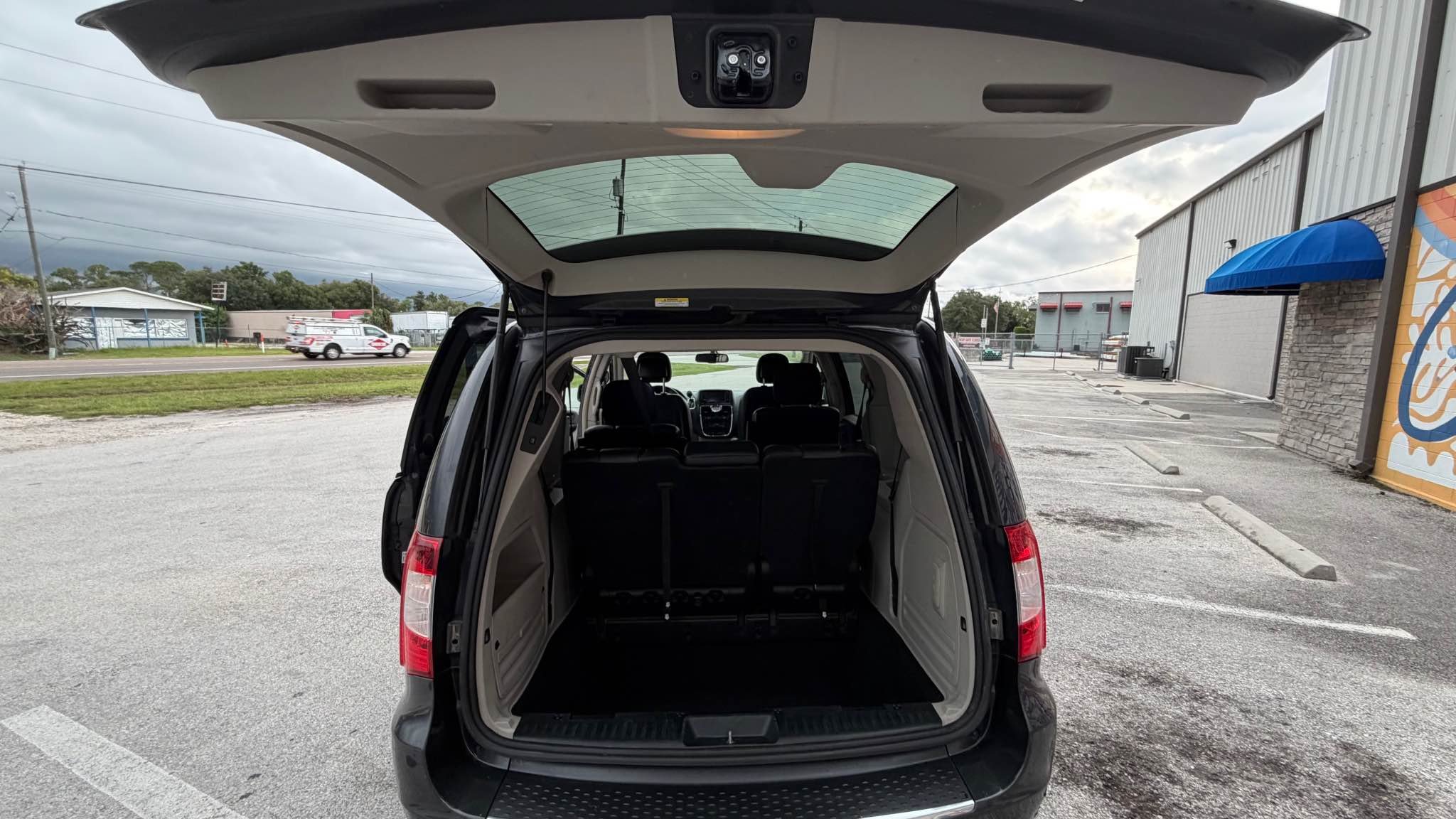 2012-chrysler-town-and-country-touring-17.jpg