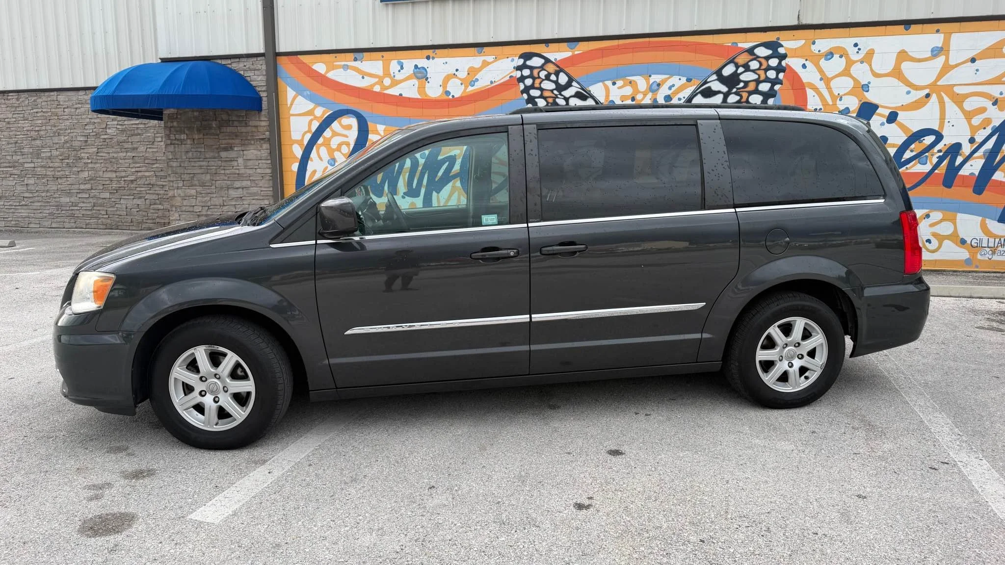 2012-chrysler-town-and-country-touring-03.jpg