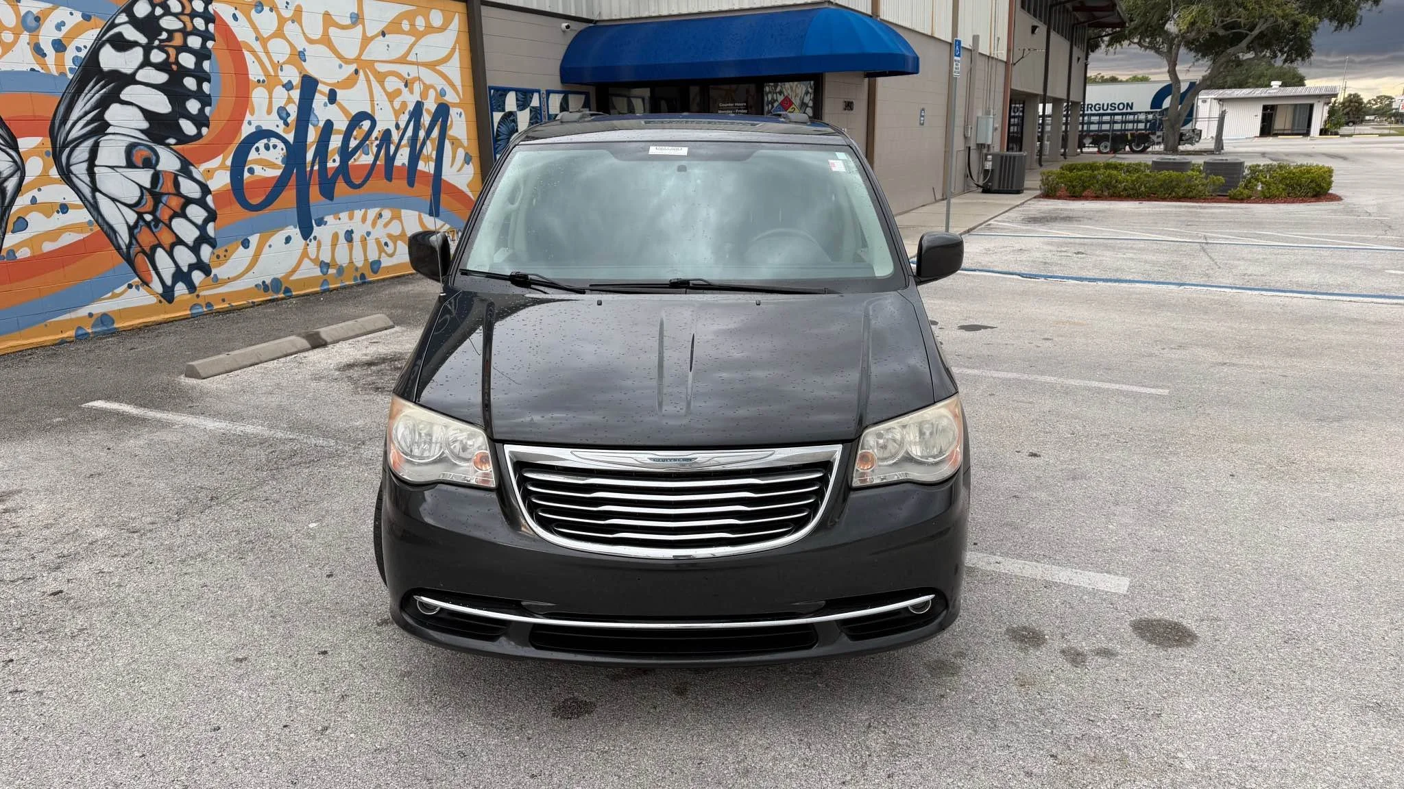 2012-chrysler-town-and-country-touring-10.jpg