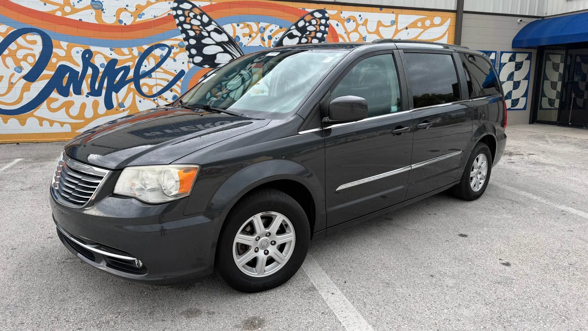 2012-chrysler-town-and-country-touring-02.jpg
