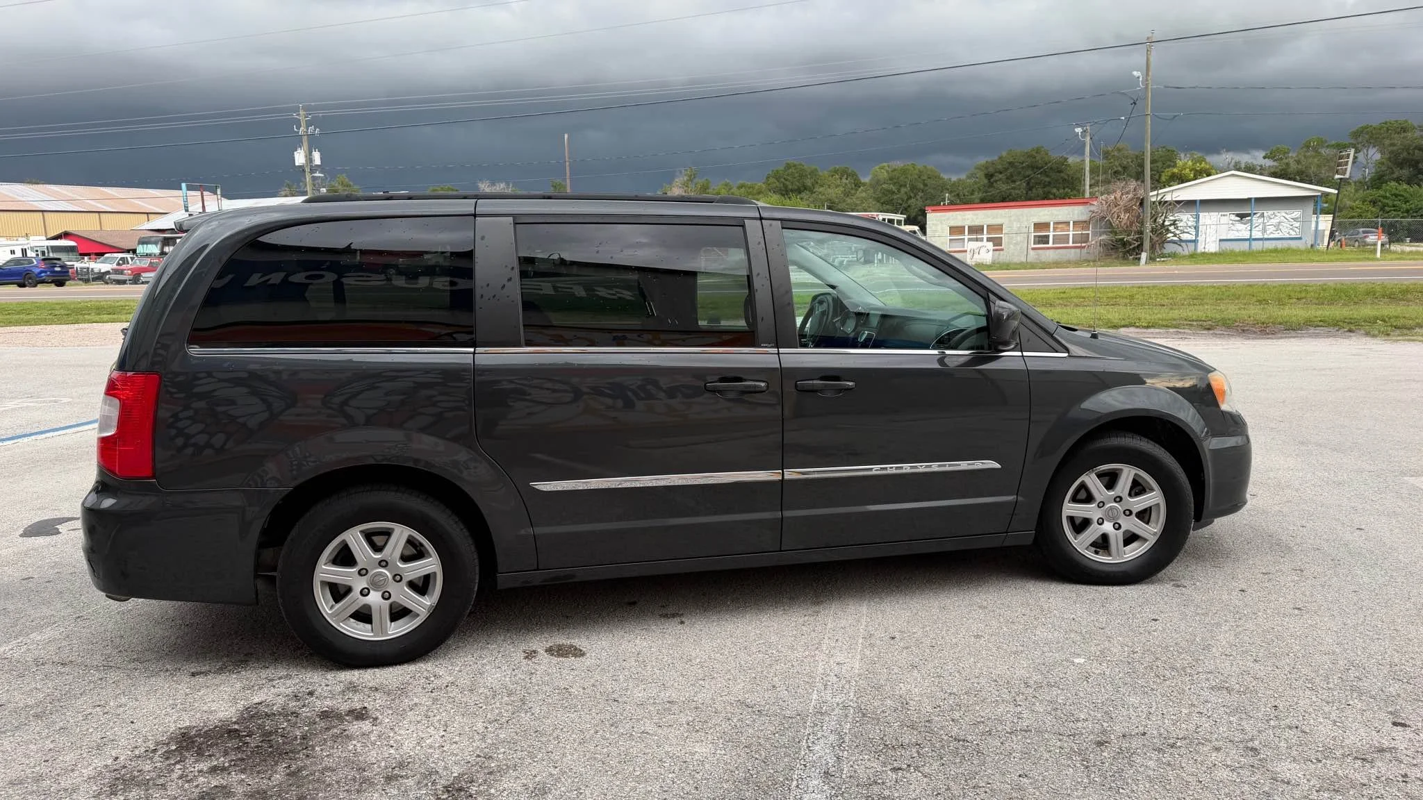 2012-chrysler-town-and-country-touring-08.jpg