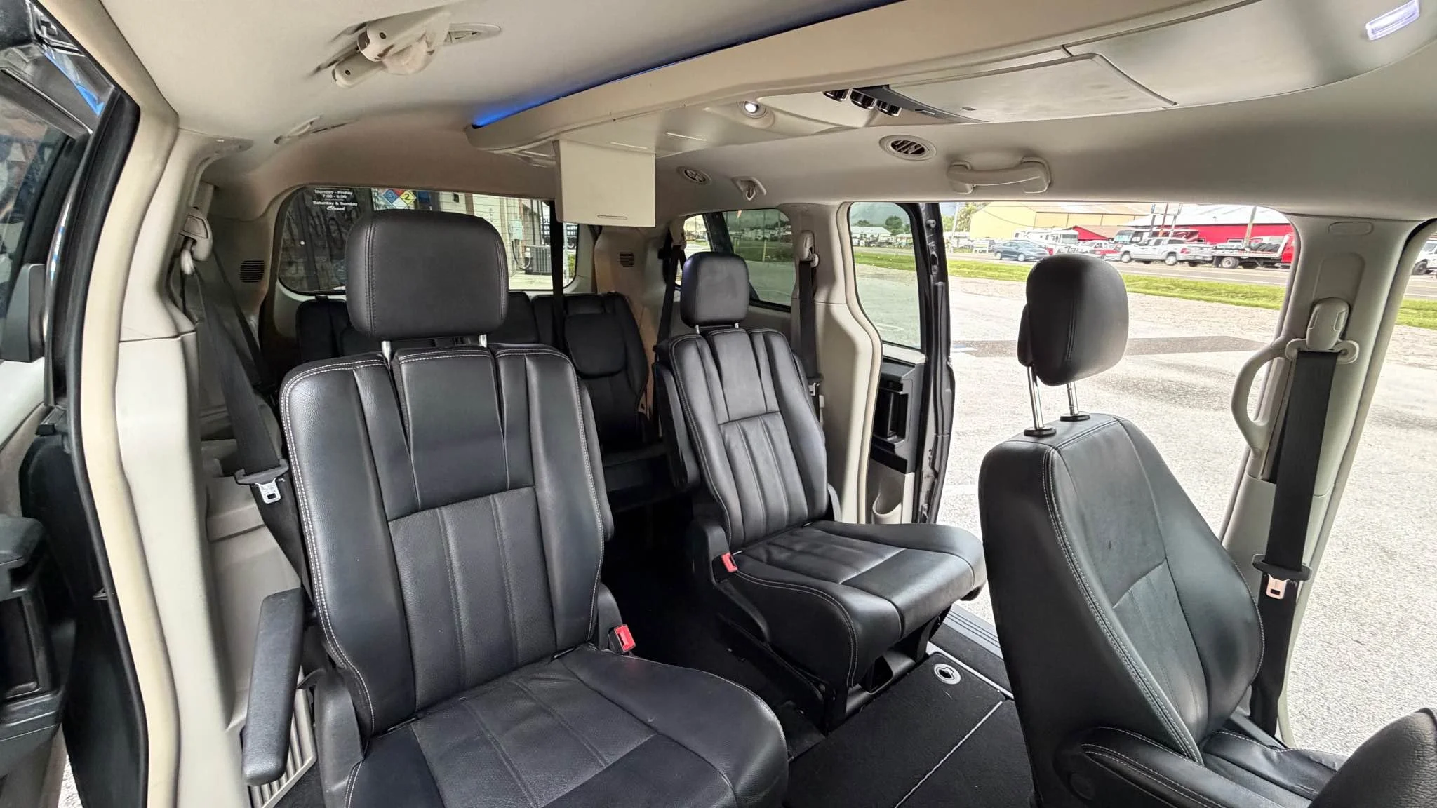 2012-chrysler-town-and-country-touring-13.jpg
