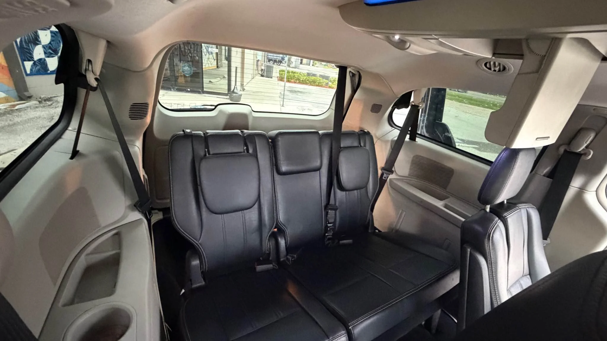 2012-chrysler-town-and-country-touring-14.jpg