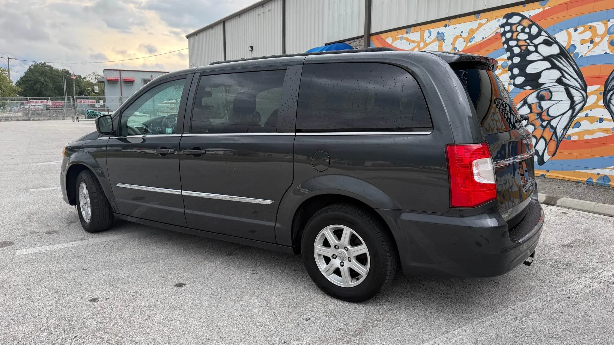 2012-chrysler-town-and-country-touring-04.jpg