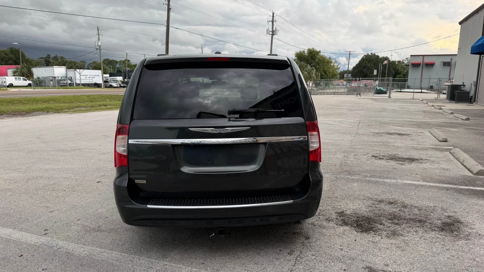 2012-chrysler-town-and-country-touring-06.jpg
