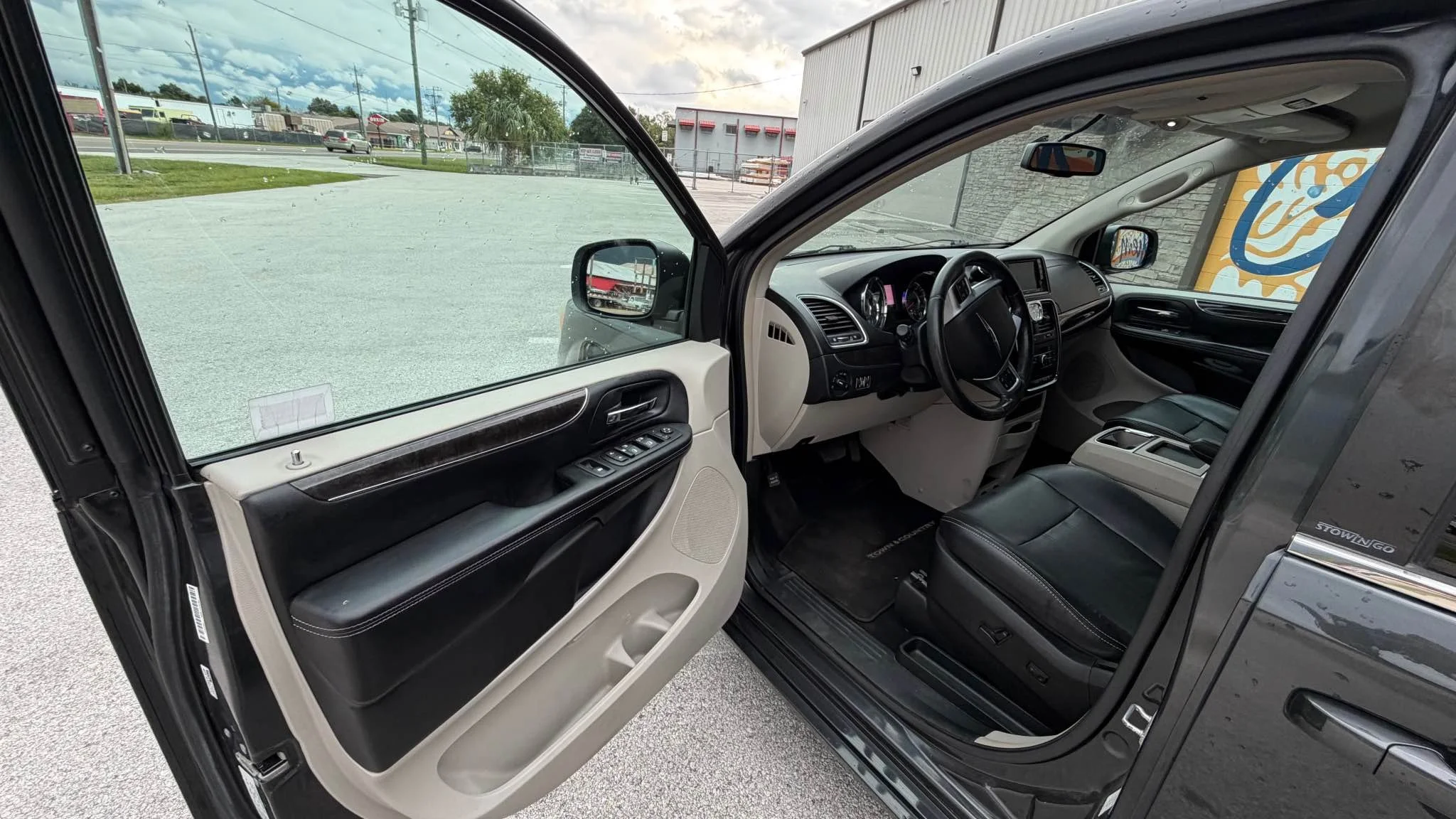 2012-chrysler-town-and-country-touring-12.jpg