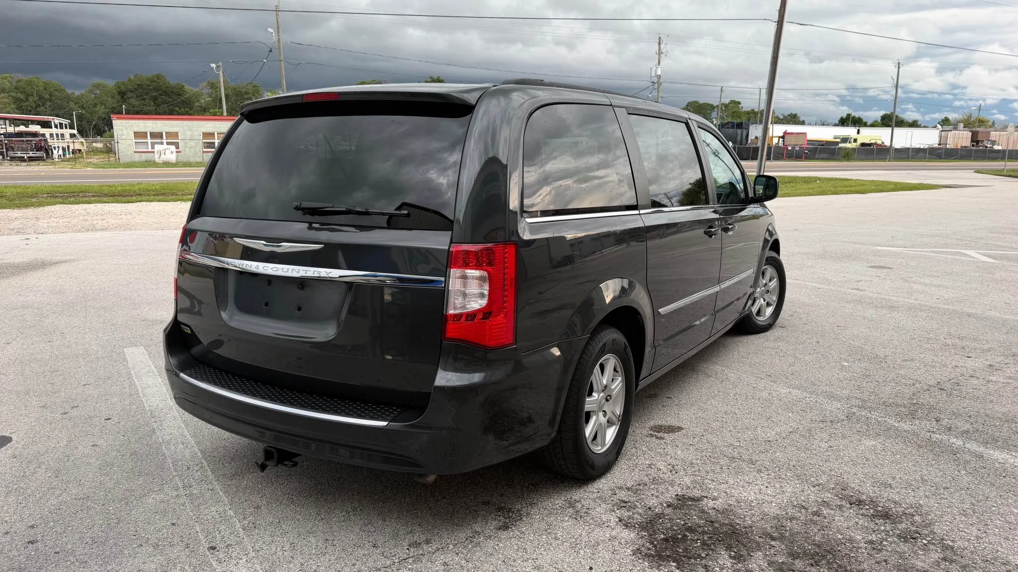 2012-chrysler-town-and-country-touring-07.jpg