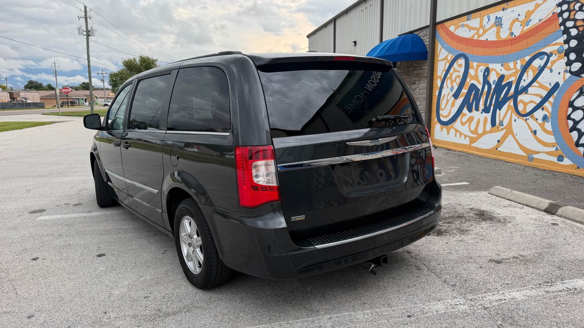2012-chrysler-town-and-country-touring-05.jpg