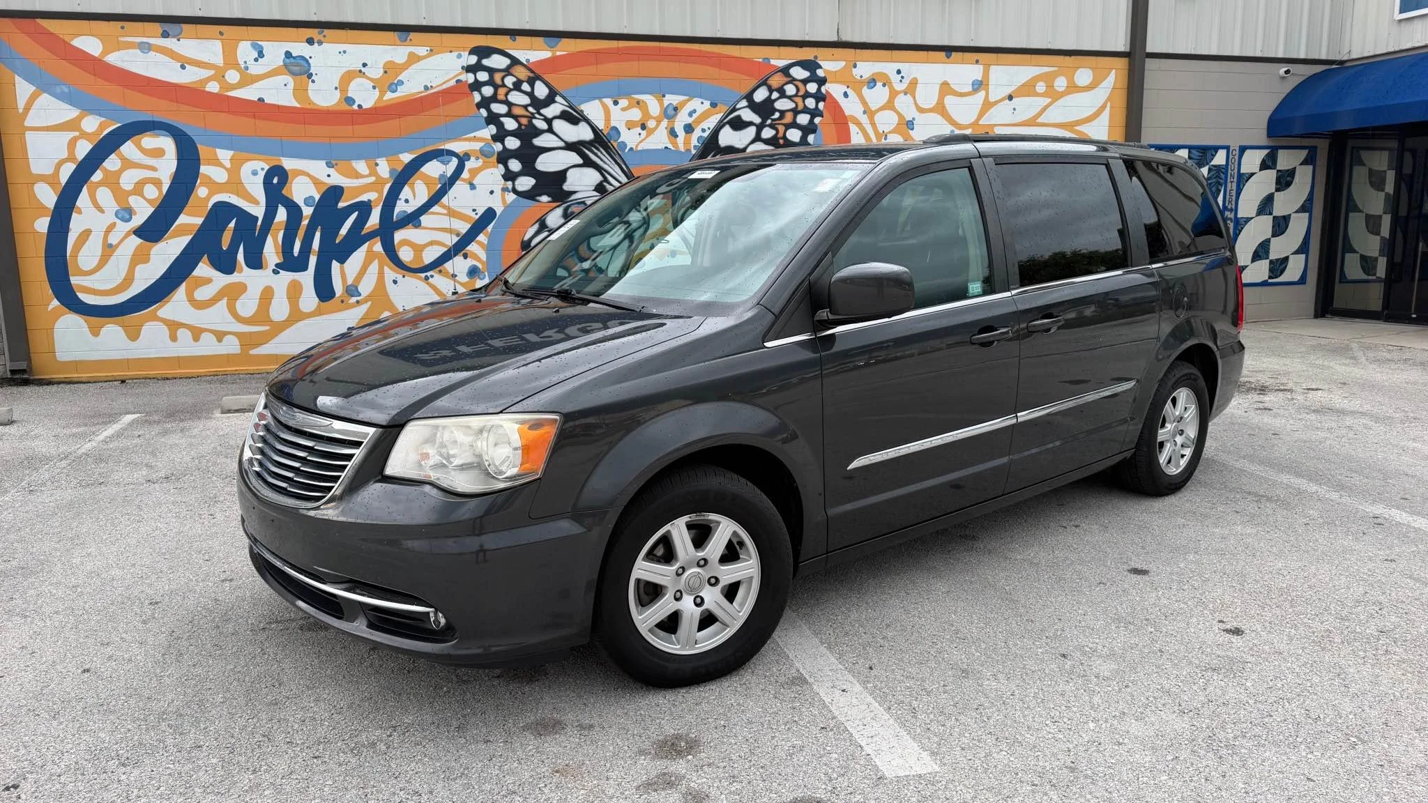 2012-chrysler-town-and-country-touring-01.jpg