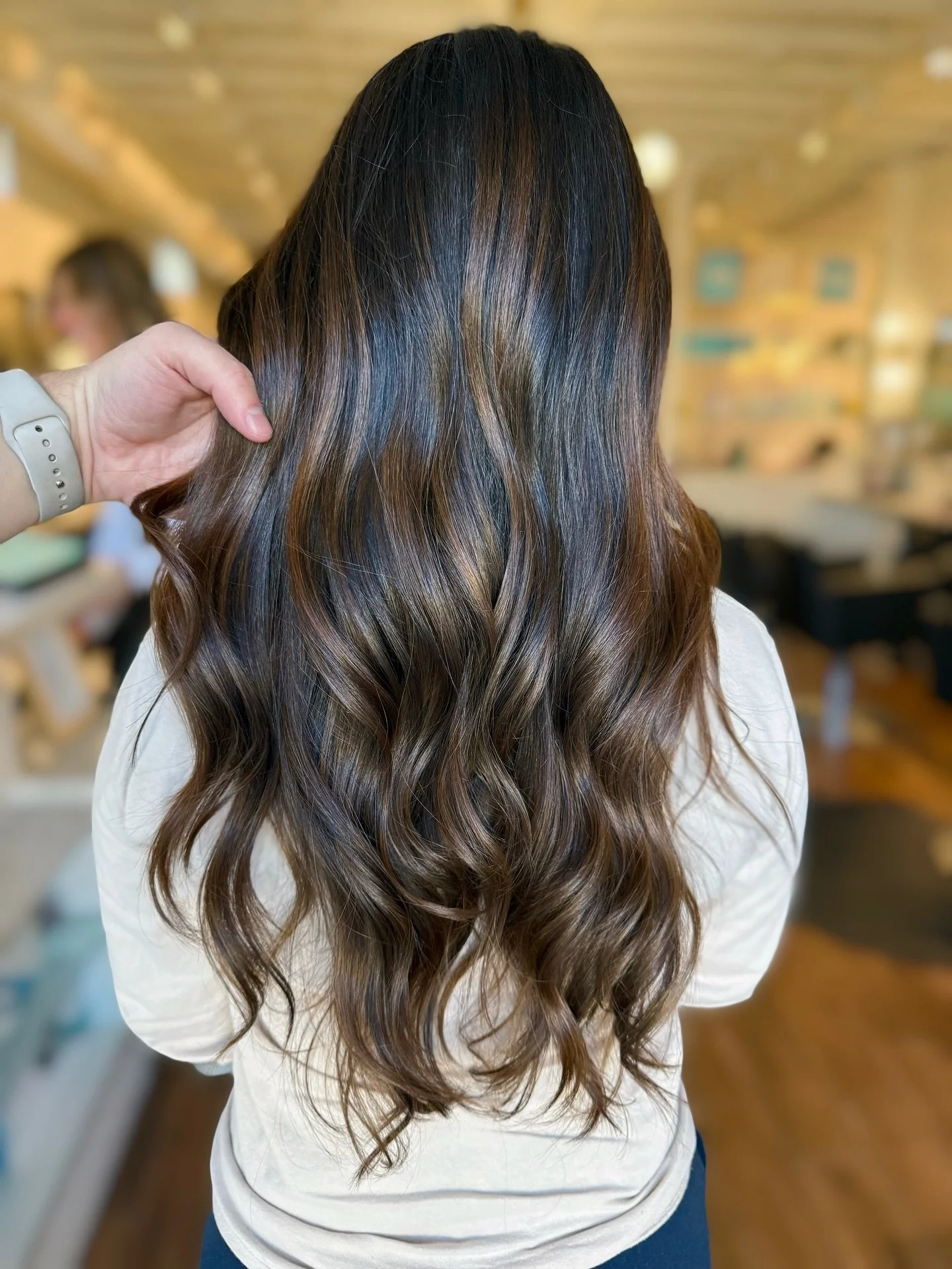 I LOVE when I get the chance to do a traditional hand painted balayage. The dimension, the subtleness and the richness it can give the hair is amazing
&bull;
&bull;
&bull;
#HartandHarlow #RoyaloakHair #MetrodetroitStylist #RoyalOakStylist #MetroDetro