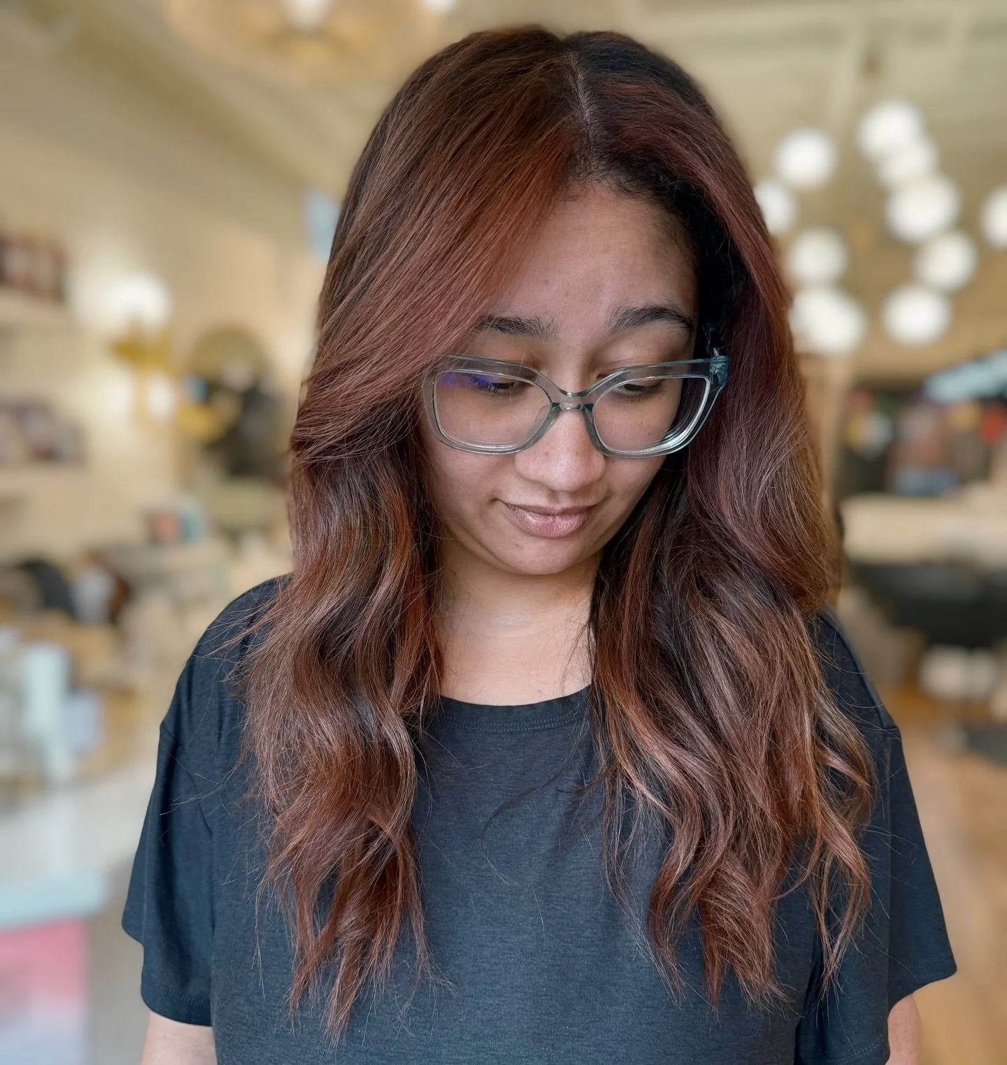 Low-maintenance color doesn&rsquo;t mean low impact 👏
Strategic placement + soft warmth = long-lasting beauty
&bull;
&bull;
&bull;
#royaloakstylist #LivedInColor #redken