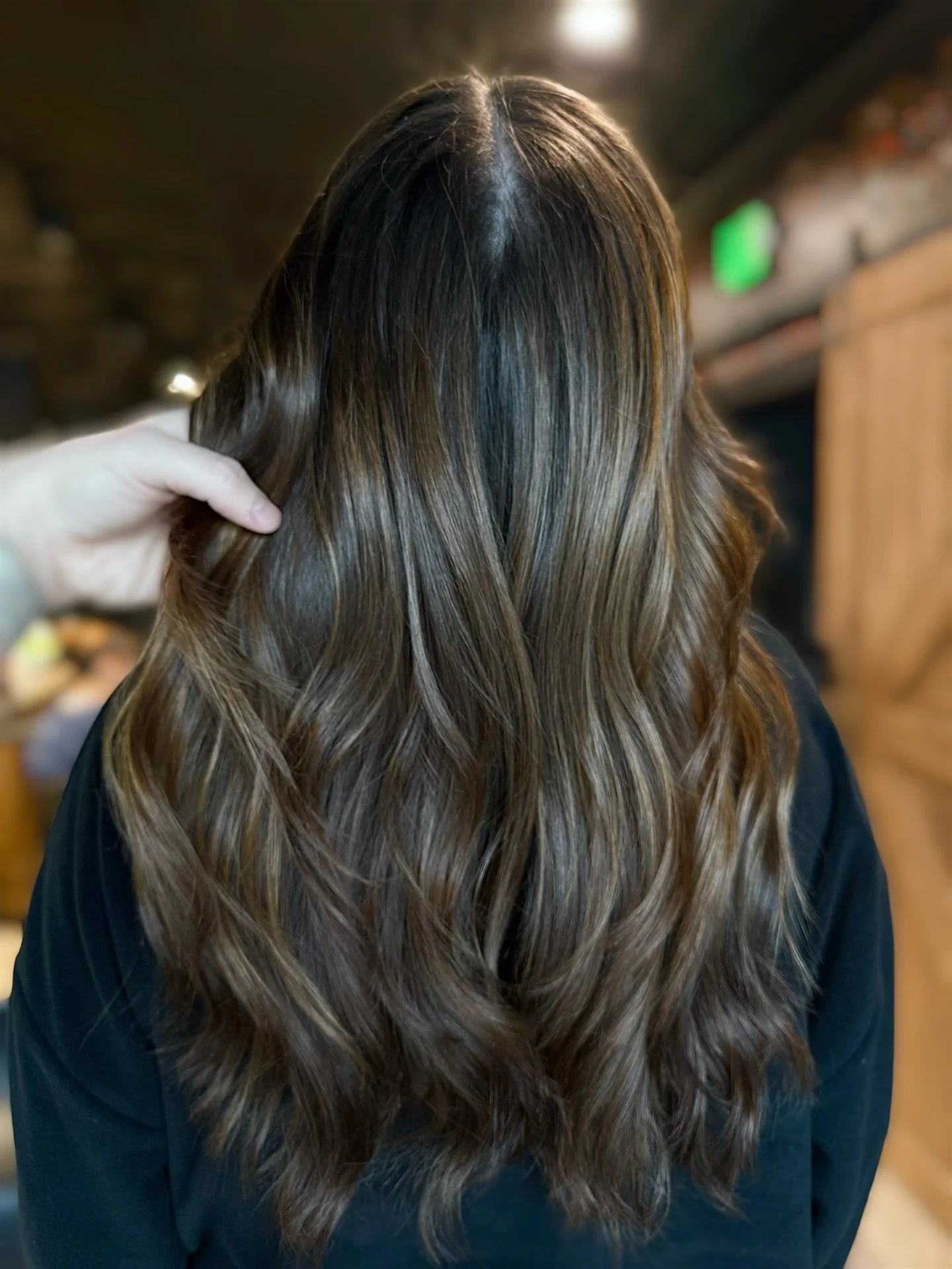 I love any chance I get to do a tradition hand painted balayage 😍

It creates such a soft and natural look!

Painted &amp; lifted with @redken Blonde IQ
Glossed with @oligopro 
Styled with @sevenhaircare 
&bull;
&bull;
&bull;
#redken #royaloakhairst