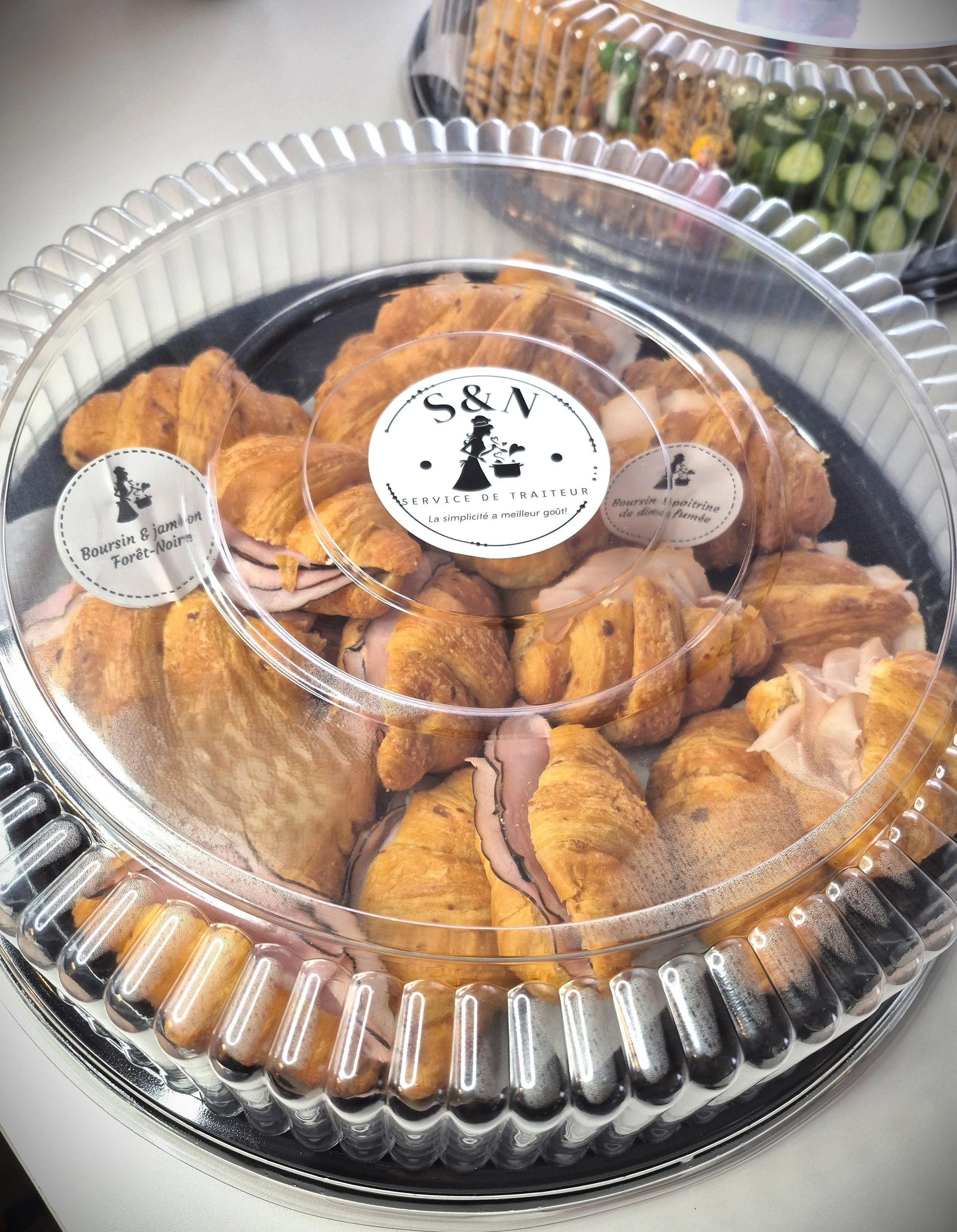 PLATEAU DE MINI-CROISSANTS AU JAMBON OU À LA DINDE FUMÉE