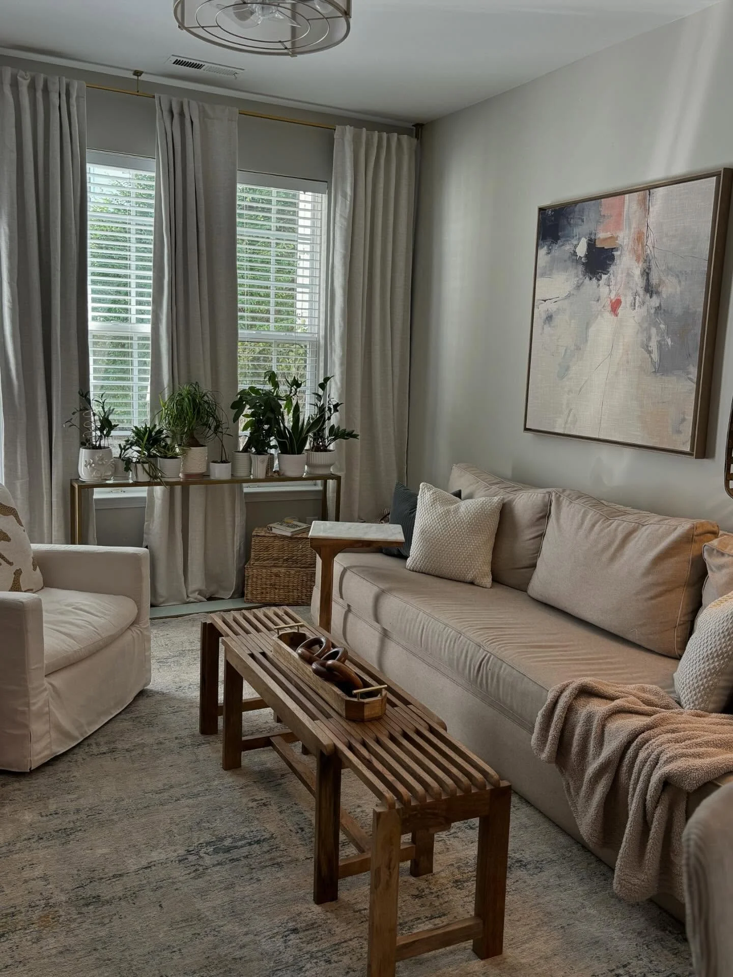 We love when clients share their after photos!! 🤍🪴Who wants to see the design plans? 

#interiordesigner #interiors #designer #interiors #virtualdesigner #homestyle #homedesign #livingroom