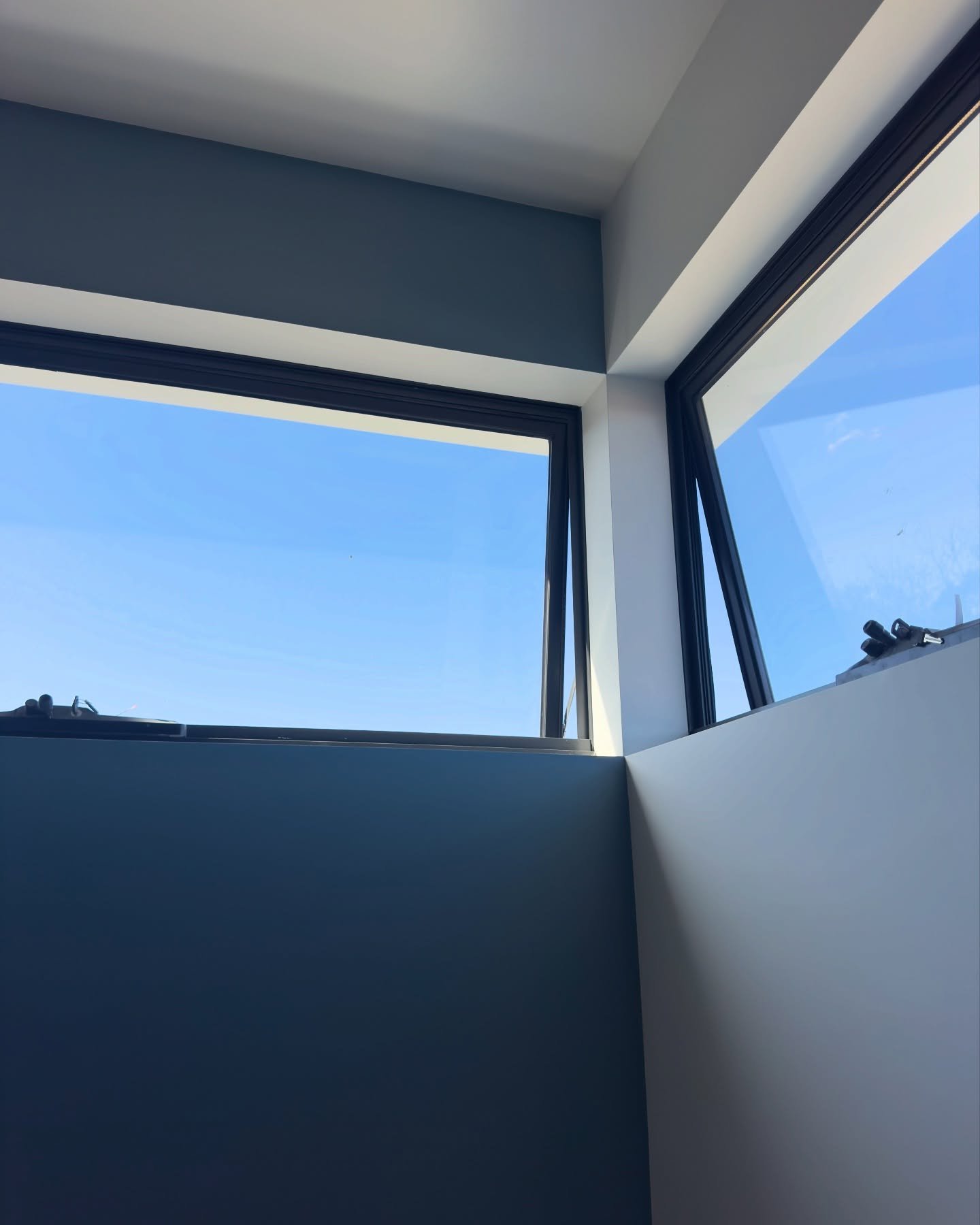 Turning vision into impact - this standout feature wall in @duluxaus &lsquo;Wash &amp; Wear 101 Matt: Blue Regent&rsquo; brings depth and definition to a sharp residential renovation.

Crisp lines. Uniform finish. Zero compromise.
At ChromaForce, we 