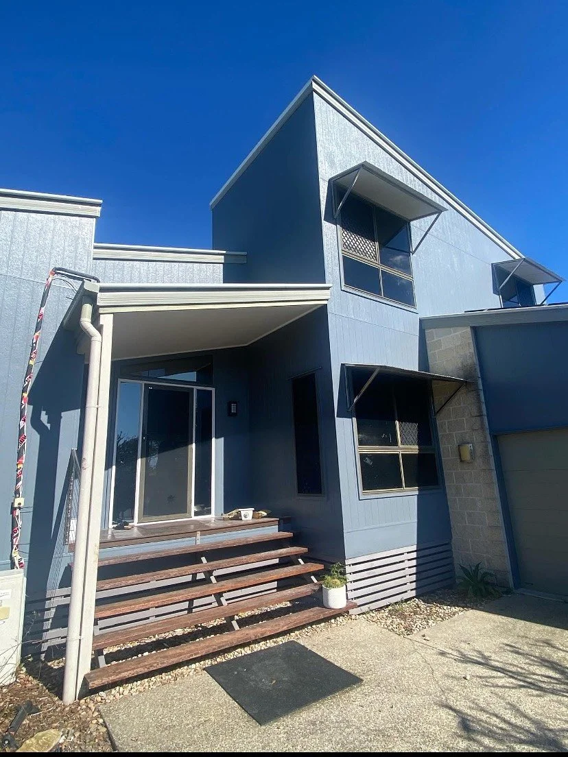 All water rot ply cladding removed and new James Hardie grained axon cladding installed 💪🏻