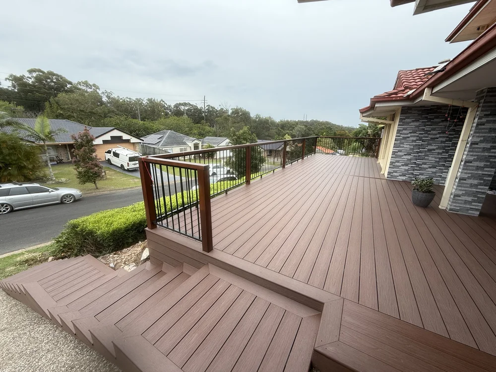 Composite deck Brisbane — elevated deck with steel balustrade